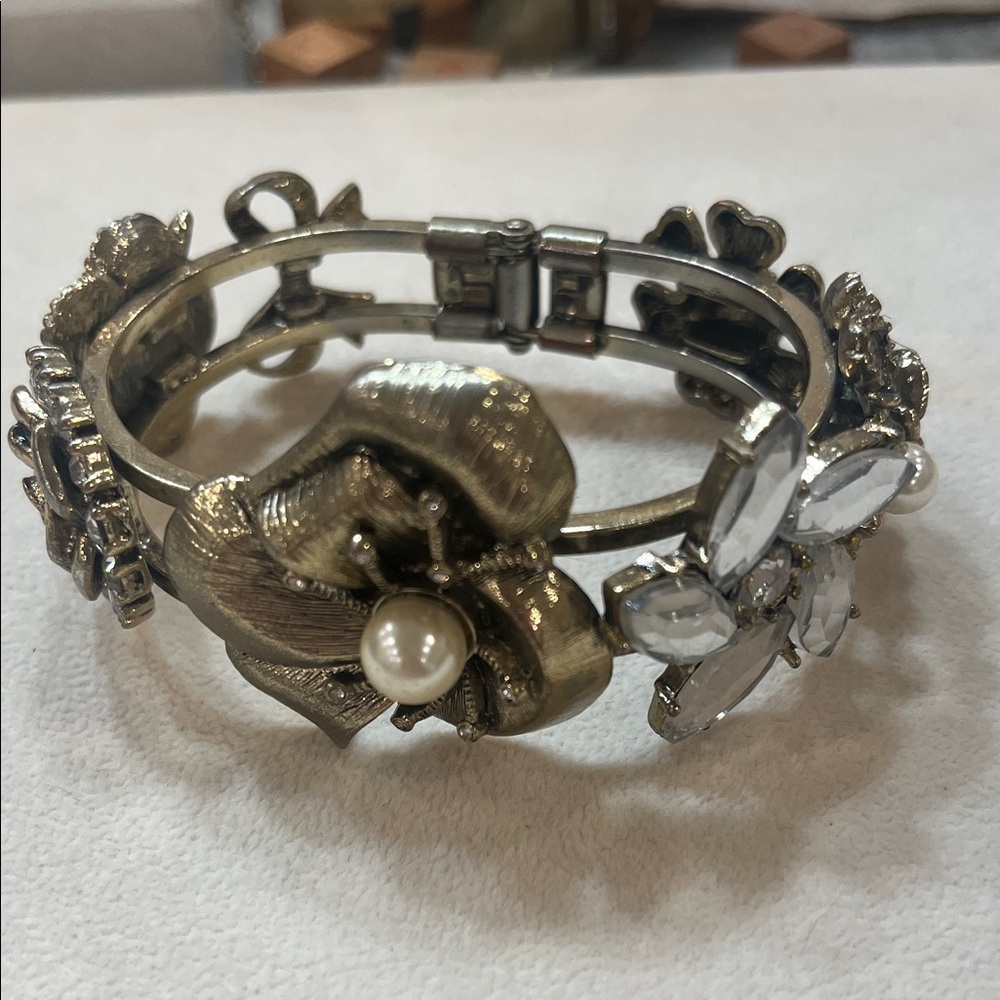 Gold Toned Bracelet with Faux Pearl and Faux Crystal Flowers. 2605